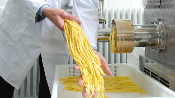 Patrick Grümmert hat sich mit der kleinen Nudelfabrik einen Traum erfüllt. Der Hotelier ist  die  Nudeln nicht nur sehr gern, sondern packt auch bei der Produktion  mal selbst mit an.