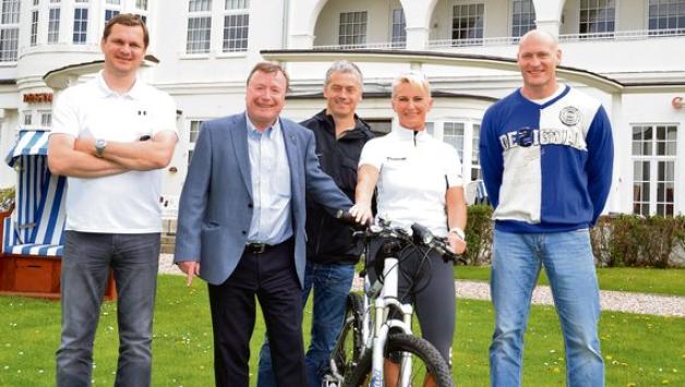 Triathletin Ute Witt zeigte der 96-Delegation mit Thomas Westphal, Kai Timm und Heiko Sander die Trainingsstrecken, Zweiter von links Organisator Jürgen Muhl. Foto: Fligge Triathletin Ute Witt zeigte der 96-Delegation mit Thomas Westphal, Kai Timm und Heiko Sander die Trainingsstrecken, Zweiter von links Organisator Jürgen Muhl. Foto: Fligge