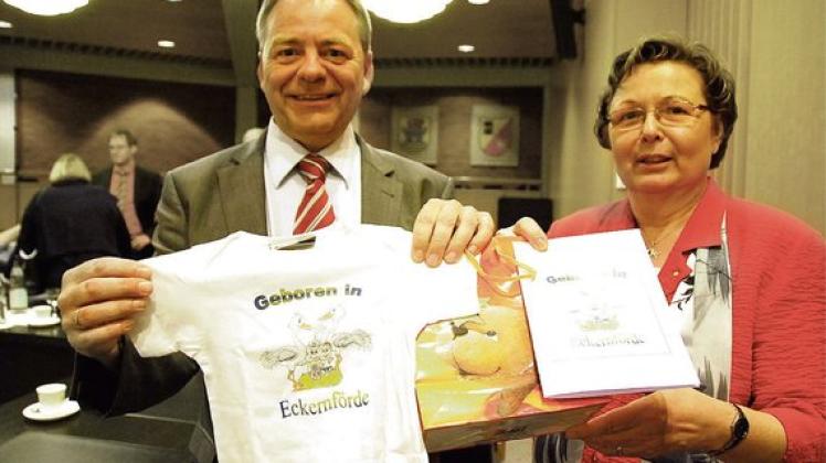 Bürgermeister Jörg Sibbel und Bürgervorsteherin Karin Himstedt mit dem Willkommensgeschenken für Eckernförder Babys. Foto: Kühl