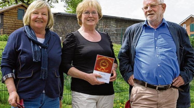 Sie stellten die Broschüre dort vor, wo einst der Müllerbursche Olsen sein rotes Taschentuch präsentierte: Eckart und Sigrid Kuhlwein und die Ortsvorsitzende Rita Thönnes.  Foto: jpm