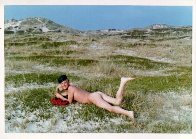 Neckischer Nacktbader in den Dünen. 