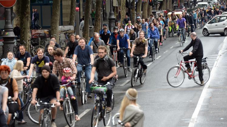 Tausende Radler auf der Straße: Hier ein Critical Mass in Köln Anfang Juli.
