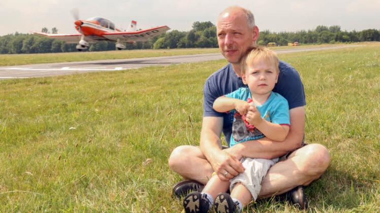 Thomas Hebbig aus der Innenstadt kam mit seinem Sohn Maximilian (7) vorbei, um Flugzeugen beim Starten und Landen zuzuschauen. 