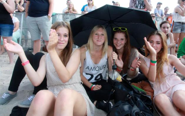 Einfallsreich:  Die Rostockerinnen Sophie, Sophia, Franziska und Celine  (v. l.) hatten sich mit einem Regenschirm gegen die Sonne gewappnet und genossen die Konzertstimmung.