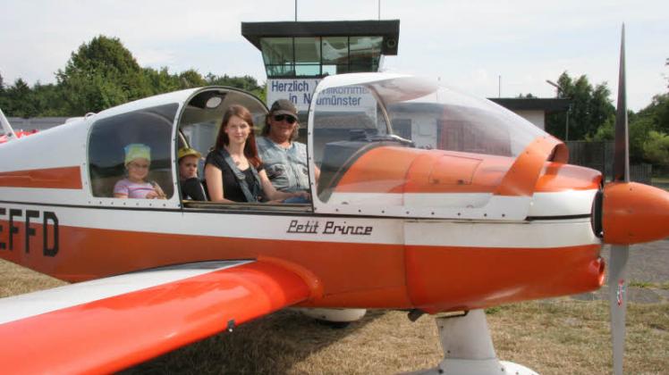 Kurz vor dem Start: Betreuerin Anna Schnar (16), Olga (7)und Stanislaw (7) freuten sich auf den Flug mit Pilot Jörg Vanhöf in seiner Robin DR 400, die er „Petit Prince“ getauft hat.