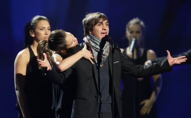 06 Belgien: Roberto Bellarosa - "Love Kills": Mit 19 Jahren ein ESC-Küken - und er singt schon von tödlicher Liebe. Der Song des Sängers mit den buschigen Augenbrauen und dem Süß-Faktor könnte durchaus Hit-Potenzial in Europa haben. Chancen: Eher vorne. Foto: dpa 06 Belgien: Roberto Bellarosa - "Love Kills": Mit 19 Jahren ein ESC-Küken - und er singt schon von tödlicher Liebe. Der Song des Sängers mit den buschigen Augenbrauen und dem Süß-Faktor könnte durchaus Hit-Potenzial in Europa haben. Chancen: Eher vorne. Foto: dpa