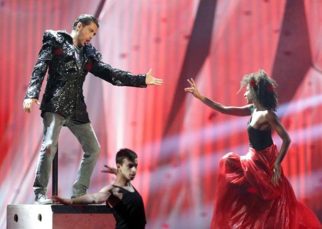 14 Rumänien: Cezar - "Its My Life": Ein Graf Dracula als Tenor mit Frauenstimme beim bizarrsten Auftritt des ESC-Finales. Die blutrote Szenografie und Tänzer in fleischfarbenen Kostümen bleiben blass. Chancen: Hoffentlich keine. Foto: dpa