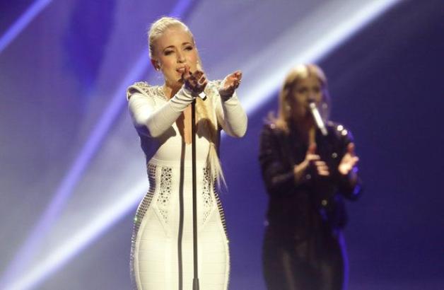 24 Norwegen: Margaret Berger - "I Feed You My Love": Die blonde Singer-Songwirterin im elegantesten Kleid des Abends, mit gut durchkalkuliertem Electro-Pop und dem wilden Drummer merkt man sich. Chancen: Sieg möglich. Foto: dpa 24 Norwegen: Margaret Berger - "I Feed You My Love": Die blonde Singer-Songwirterin im elegantesten Kleid des Abends, mit gut durchkalkuliertem Electro-Pop und dem wilden Drummer merkt man sich. Chancen: Sieg möglich. Foto: dpa