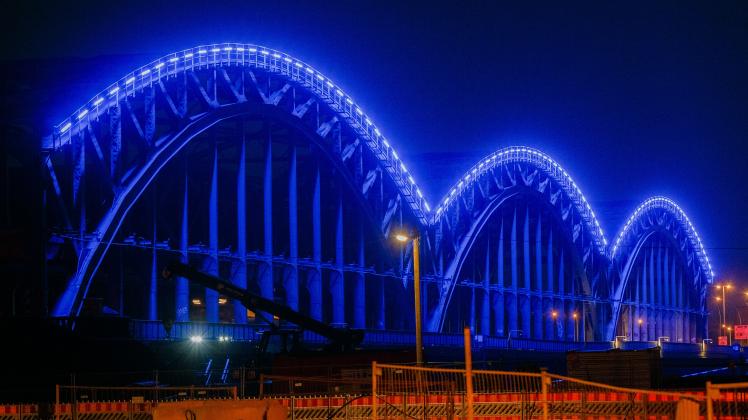 Der Lichtkünstler Michael Batz illuminiert ausgewählte Objekte im Hamburger Hafen durch 12,000 Leuchten. Auch die Alte Elbbrücke wird in ein blaues Lichtermeer versetzt.