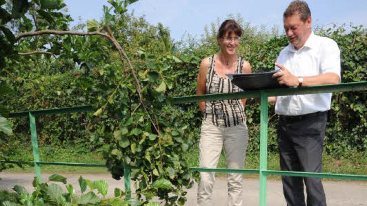 Bei der Vor-Ort-Kontrolle nur klares Wasser: Britta Dumke und Lutz Nieke von der Abwasserentsorgung setzen auf Hilfe der Gärtner. Sie sollen Verunreinigungen sofort melden. 