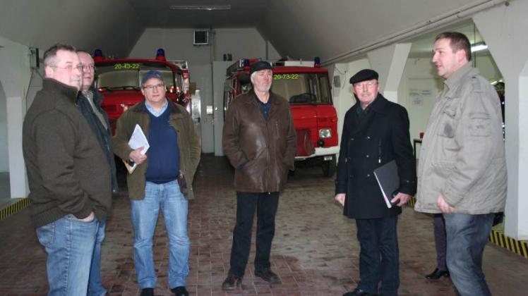Christian Fabel (v.l.), Henning Niemann, Manfred Ickert, Klaus Niederhoff, Bauamtsleiter Wilhelm Siefert und Marcel Kramer schauten sich bereits 5.März  in der Fahrzeughalle der Feuerwehr Zeetze  um.   