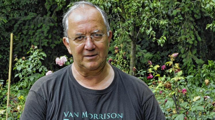 Harald Elgeti inmitten seiner Rosen im Garten an seinem Haus. Er hat über 80 Sorten. 