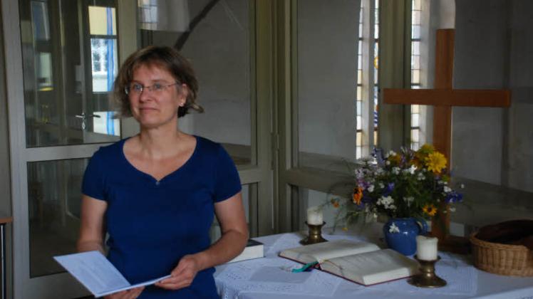 Pastorin Silke Draeger im Gemeinderaum der Kirche.