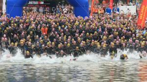 Um 7 Uhr ging&apos;s los: Insgesamt 1500 Aktive wurden in Glücksburg zu Deutschlands einzigem Langdistanz-Triathlon mit Schwimmstrecke im offenen Meer erwartet.  