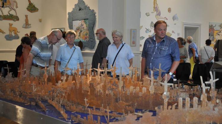 Besonderes Interesse der Besucher  der  neuen Ausstellung  auf Schloss Wiligrad fand die   Installation „Scapa Flow“ des Künstlers  Moritz Götze. Fotos:  Heidrun Pätuzold (2) /Philip Humpf 