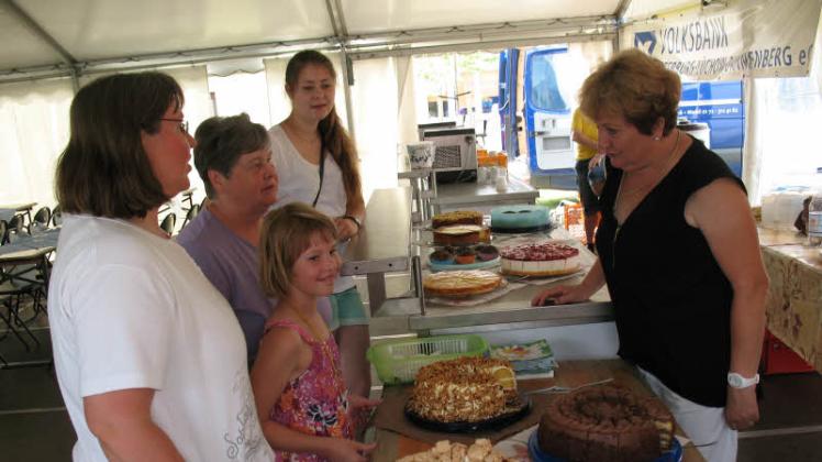 Die ganze Lenzerwische hatte wieder fürs Kuchenbüfett, zu dem der Kindergarten einlädt,  gebacken.  