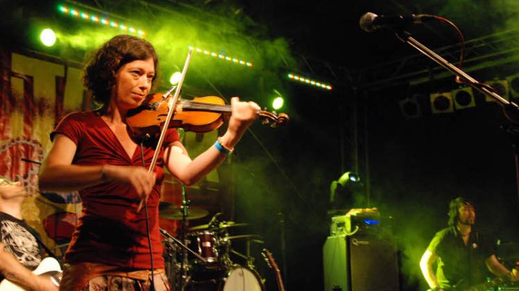 Die Musiker der einzelnen Bands wie hier von „Mutabor  “ haben auf der Bühne alles gegeben und neben guiter Musik auch für ausgelassene Stimmung gesorgt.  „the skatoons“ haben auf der Bühne alles gegeben und neben guter Musik auch für ausgelassene Stimmung gesorgt. 