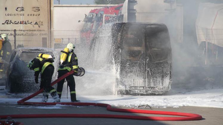 Feuerwehrleute ersticken die Glutnester mit Schaum. Fotos: tret 