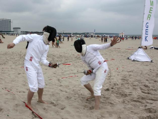 Viele Strandgäste wunderten sich über die außergewöhnliche Sportart am Strand von Warnemünde. Fotos: Michaela Kleinsorge Viele Strandgäste wunderten sich über die außergewöhnliche Sportart am Strand von Warnemünde. Fotos: Michaela Kleinsorge