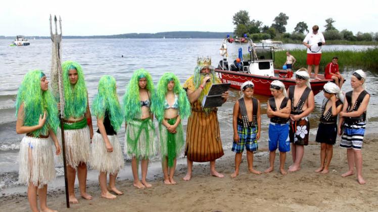 Mit einem stattlichen Hofstaat legte Neptun am Quetziner Strand an. Fotos: Horst Kamke 