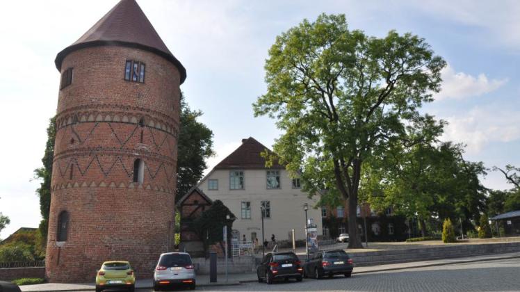 Gleicher Klang, ähnliche Schreibweise: Doch es gibt nur ein Lübz mit seinem Amtsturm direkt am Marktplatz. Und zwar das mit „Z“ am Ende im Landkreis Ludwigslust-Parchim.  