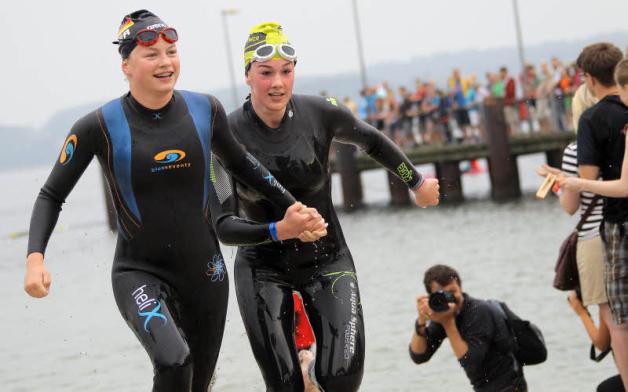 Hand in Hand aus dem Wasser: Die beiden jungen FSK-Schwimmerinnen Annika Hoffmann (li.) und Jane Meißner starteten in Staffeln und gehörten zu den ersten Frauen, die der Ostsee entstiegen.  