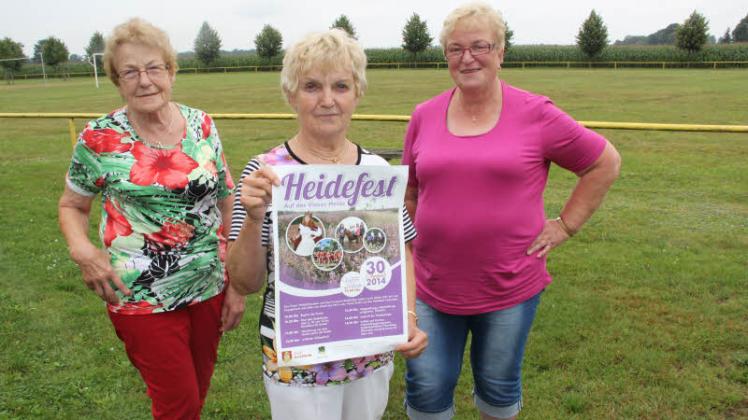Hilli Schmedemann hält das neue Plakat für das Heidefest in den Händen. Mit Olga Nürnberg (l.) und Renate Schröder hat sie die Vorbereitungen im Blick.   