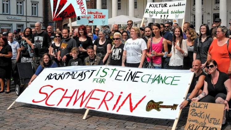 Rund  150 Rockpalast-Anhänger demonstrierten Ende Juli auf dem Schweriner Marktplatz für die Eröffnung der Bar in der Goethestraße. 