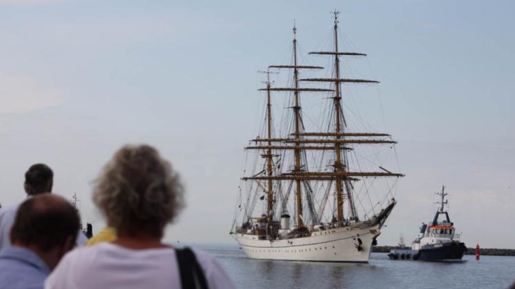 Zu Gast auf der Sail: Um kurz nach 18 Uhr taucht die „Gorch Fock“ am Horizont von Warnemünde auf.  