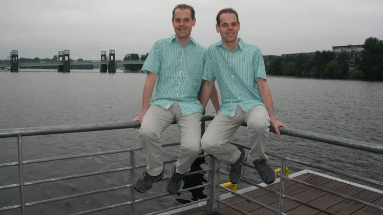 Genießen das Leben zu zweit: In ihrer Freizeit sind Christian (l.) und Andreas Bergel am liebsten an der frischen Luft. Die eineiigen Zwillinge leben zusammen in Berlin-Spandau.  