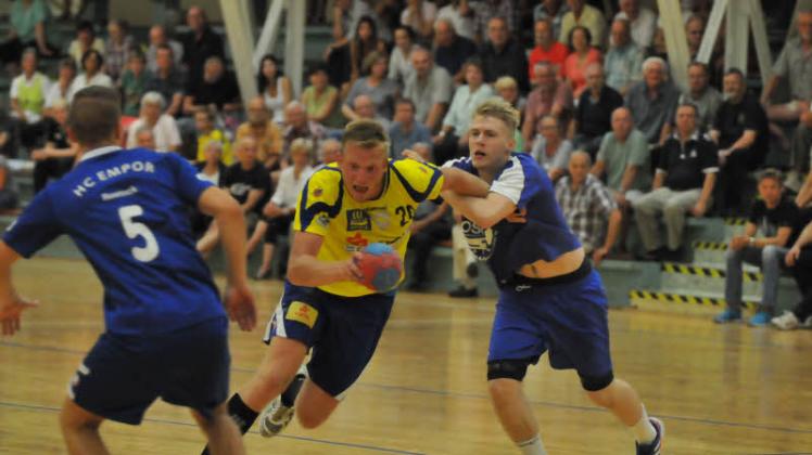 Tom Wetzel (Mitte), der sich hier gegen die Ex-Rostocker Christopher Krahn (rechts) und Jakub Zboril  durchtankt, gab gestern nach langer Leidenszeit gegen den Doberaner SV sein Comeback.    
