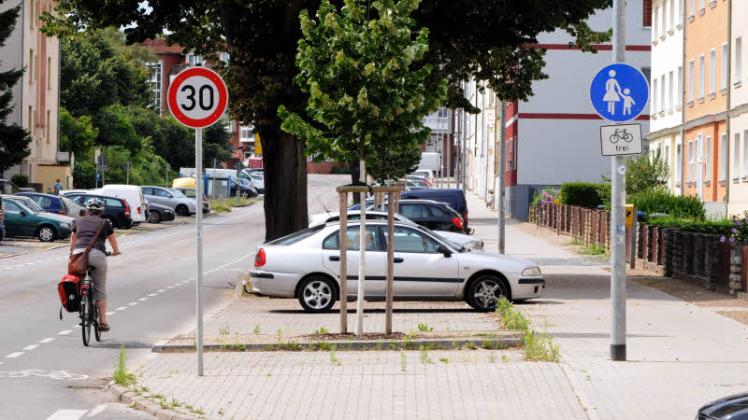 Kontrollen müssen her, sagt der ADFC. Die Beschaulichkeit in der Beltzstraße  hat ihre Tücken. Radfahrer  müssen sich die Fahrbahn mit  tausenden Autos und etwa 80 Bussen am Tag teilen.  