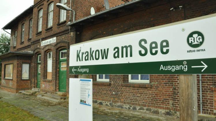 Der Krakower Bahnhof ist vernagelt und verschlossen, aber groß, hat sogar zwei Ausgänge. Aber nein, Züge fahren hier nicht  ab… 