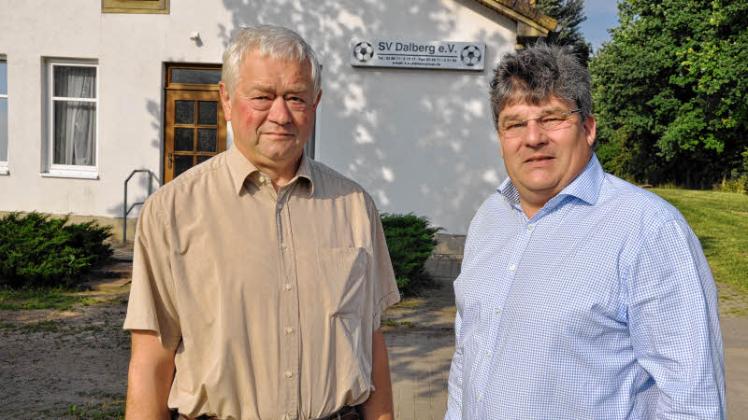 Seit 21 Jahren  im jeweiligen Ehrenamt: Bürgermeister Helmut Haberer und Sportvereinschef Hans-Heinrich Uhlmann (r.)  