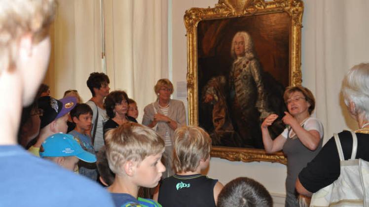 Museumspädagogin Sylvia Wulff erklärt bei der gestrigen Führung, wie das Leben für die Prinzen und Prinzessinnen am Hofe aussah . 