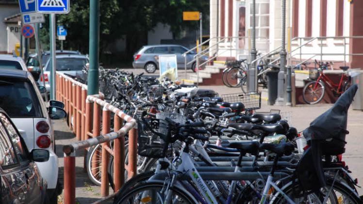 Viele Pendler stellen ihre Fahrräder  am Bahnhof ab.  