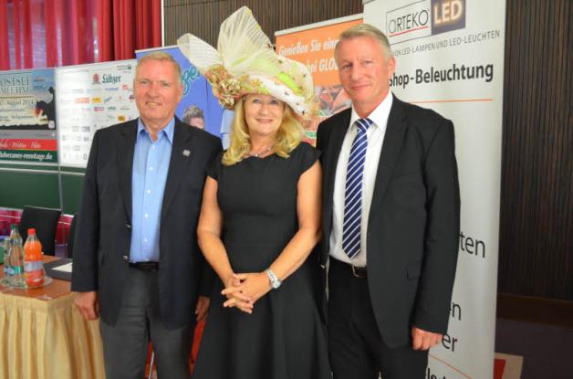 Einstimmung: Dr. Wolfgang Rühle, Barbara Becker und Wilfried Horn sind gespannt auf die vier Renntage. Einstimmung: Dr. Wolfgang Rühle, Barbara Becker und Wilfried Horn sind gespannt auf die vier Renntage.