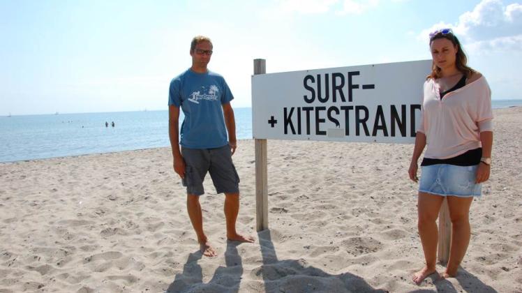 Nadine Klemm und Fabian Sösemann sind seit Jahren begeisterte Kite-Surfer. Ihr Verein „Førdekiter“ macht sich für klare Hinweise, die sich an alle Strandbesucher wenden, stark.