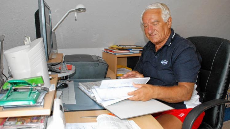 Papier über  Papier: Als Vorsitzender des Behindertenbeirats und des Behindertenverbandes hat Manfred Rehmer auch jede Menge Schreibtischarbeit zu verrichten. 
