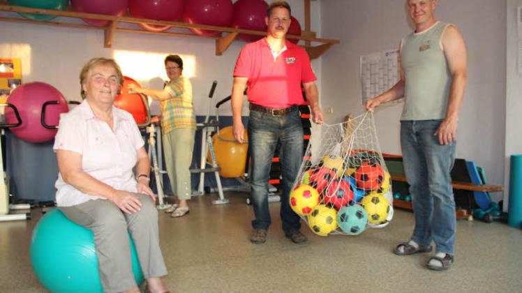 Der Sportraum im Dorfgemeinschaftshaus bietet vielfältigste Möglichkeiten: Rosie Nagel (l.) testet einen Pezziball, während Marga Völkel bei den Fahrradtrainern steht. Sven Dobroch und Burkhard Dümling haben das Fußballnetz hervor geholt.  