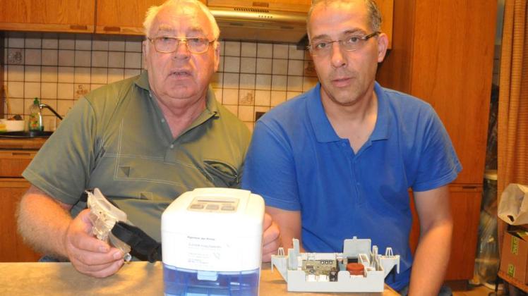 Elektrische Geräte sind Schrott: Wolfgang Schulz (l.) mit seinem defekten Beatmungsgerät und sein Sohn André mit der ebenfalls zerstörten Steuerung der Waschmaschine.   