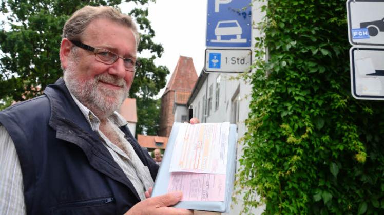 Horst-Dieter Fentzan kontrolliert im Auftrag der Stadt Parkplätze und öffentliche Flächen. 