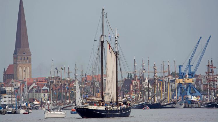 Rostocker Stadthafen: Die Traditionssegler laden Sail-Besucher zum Mitsegeln ein.Frank Hormann