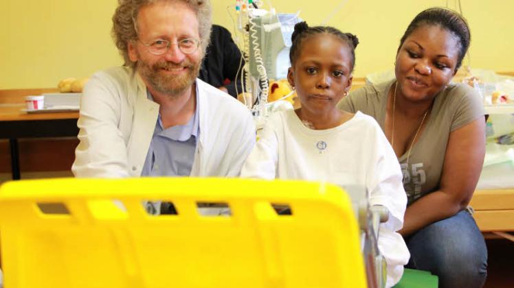 Kinderarzt Prof. Carl-Friedrich Classen, Angy (8) und ihre Mutter Marie-Louise Itela aus dem Kongo: „Schon an den ersten zwei Tagen in Rostock wusste ich, dass hier alles gut wird.“ 