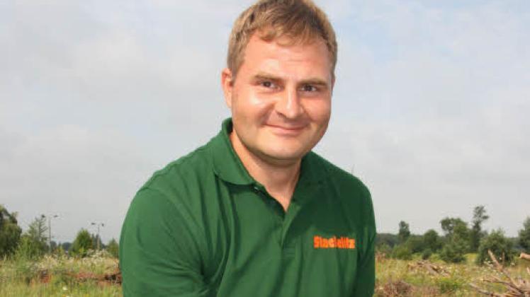 Philipp Lausch von der Firma Stackelitz beim Umsiedeln der Zauneidechsen 