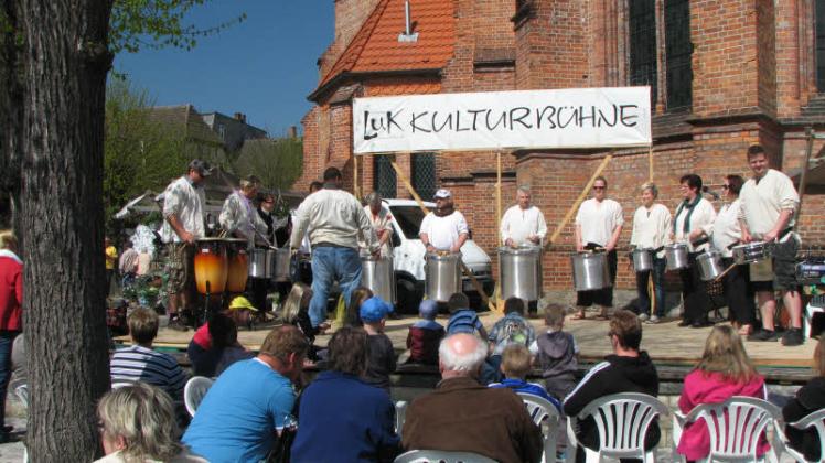 Bei den zahlreichen Auftritten wie hier auf der LuK-Kulturbühne in Dömitz, gint es für „Los Baterias“ immer viel Beifall.  Fotos: Privat 