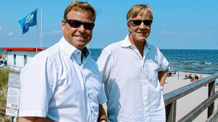Ein bisschen Spaß muss sein: Am Strand gehen die SPD-Politiker Christian Görke (links) und Dietmar Bartsch auf Stimmenfang.  