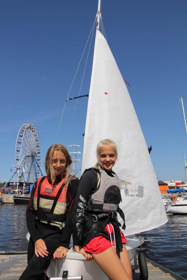 Schausegeln: Greta Luise (12, l.) und Charlotte (15) zeigen ihr Können. Schausegeln: Greta Luise (12, l.) und Charlotte (15) zeigen ihr Können.