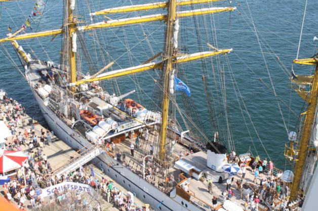 Vom Riesenrad haben Hanse Sail-Gäste einen super Ausblick auf das Segelschulschiff der Marine.  