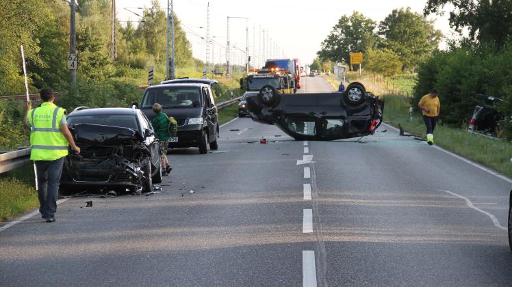 Ein Auto schleuderte aufs Dach, vier weitere waren an dem Crash im Landkreis Rostock beteiligt.